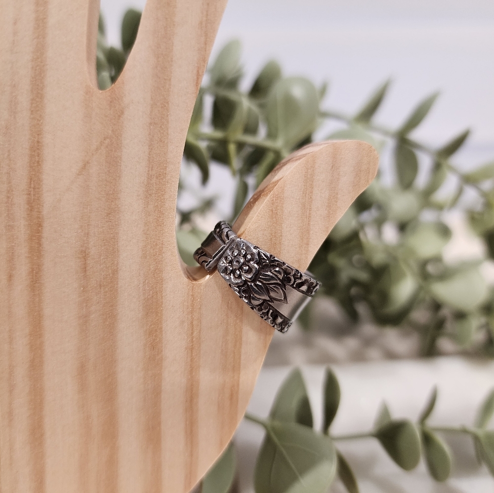 1950's Imperial 'Misty Morn' Stainless Steel Ring floral design - Picture 4 of 8
